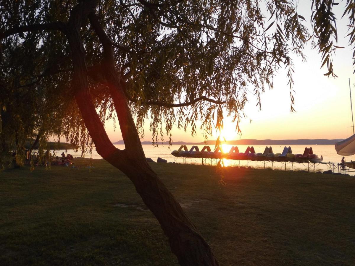 Kenge Apartmanok Balatonszárszó Exterior foto